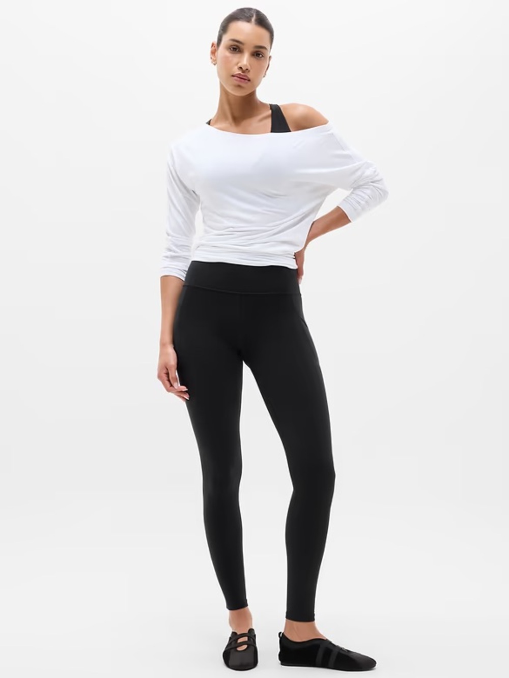 Athleta salutation stash pocket II tight in black